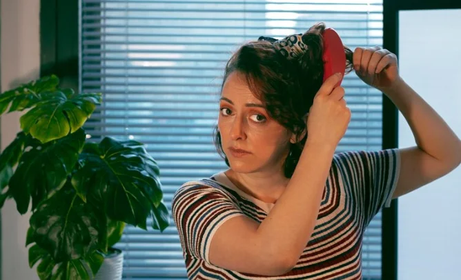 девушка с трихотилломанией расчесывается